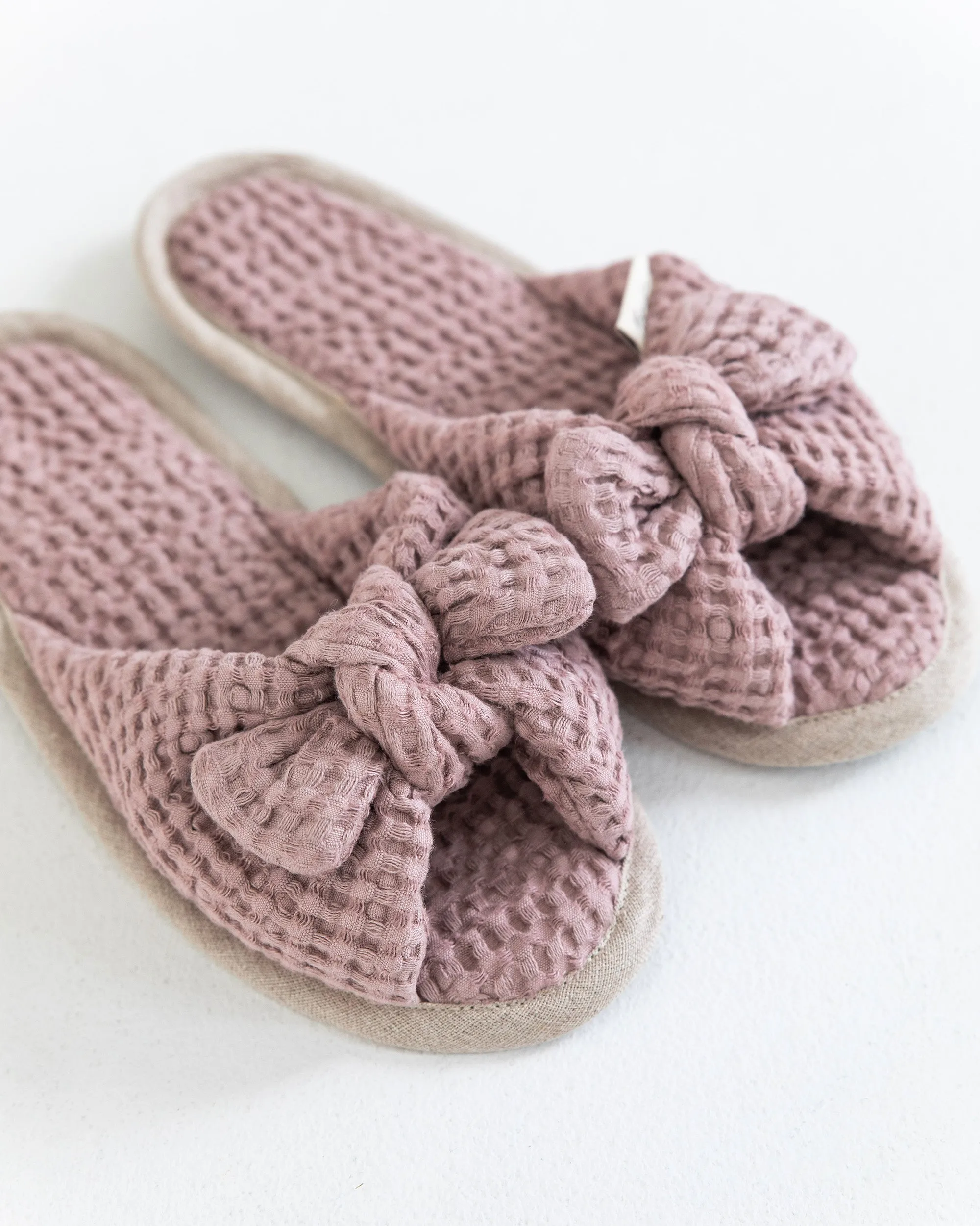 Bow tie waffle linen slippers in Woodrose