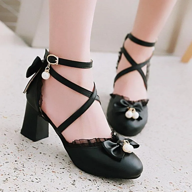 Women's closed toe criss cross chunky heeled sandals
